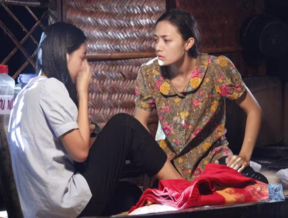 Tinna Tình tái xuất, hoá thân thành gái quê lam lũ, bị lừa tình ảnh 6 Tinna Tình tái xuất, hoá thân thành gái quê lam lũ, bị lừa tình ảnh 6