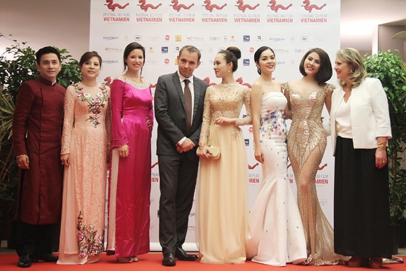 Vân Trang khoe vòng eo “con kiến” trên đất Pháp ảnh 1 Vân Trang khoe vòng eo “con kiến” trên đất Pháp ảnh 1