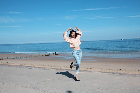 Vân Trang khoe vòng eo “con kiến” trên đất Pháp ảnh 6 Vân Trang khoe vòng eo “con kiến” trên đất Pháp ảnh 6