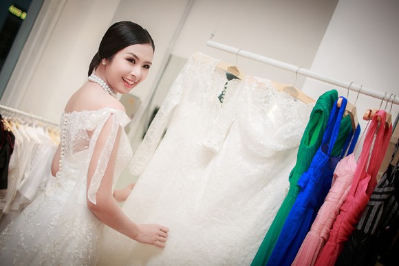 Hoa hậu Ngọc Hân khoe vai trần gợi cảm trong trang phục tự thiết kế ảnh 6 Hoa hậu Ngọc Hân khoe vai trần gợi cảm trong trang phục tự thiết kế ảnh 6