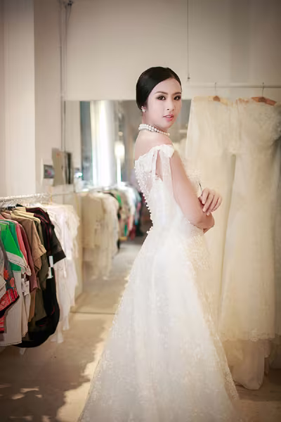 Hoa hậu Ngọc Hân khoe vai trần gợi cảm trong trang phục tự thiết kế ảnh 7 Hoa hậu Ngọc Hân khoe vai trần gợi cảm trong trang phục tự thiết kế ảnh 7