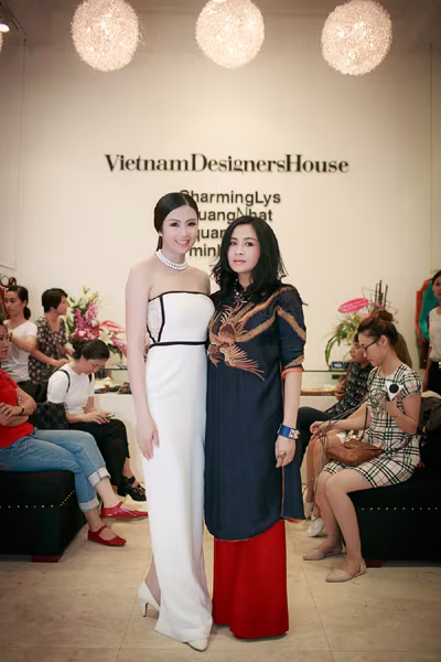Hoa hậu Ngọc Hân khoe vai trần gợi cảm trong trang phục tự thiết kế ảnh 8 Hoa hậu Ngọc Hân khoe vai trần gợi cảm trong trang phục tự thiết kế ảnh 8