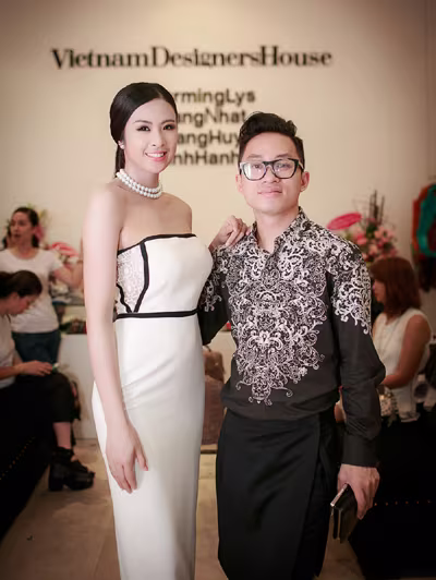 Hoa hậu Ngọc Hân khoe vai trần gợi cảm trong trang phục tự thiết kế ảnh 9 Hoa hậu Ngọc Hân khoe vai trần gợi cảm trong trang phục tự thiết kế ảnh 9