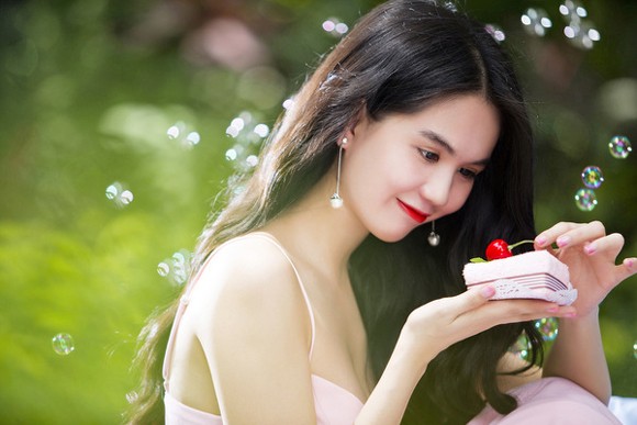 “Nữ hoàng nội y” Ngọc Trinh không hở vẫn quyến rũ ảnh 4 “Nữ hoàng nội y” Ngọc Trinh không hở vẫn quyến rũ ảnh 4