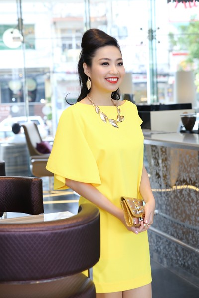 Lê Khánh diện đầm vàng trẻ trung đi dự ra mắt phim ảnh 4 Lê Khánh diện đầm vàng trẻ trung đi dự ra mắt phim ảnh 4