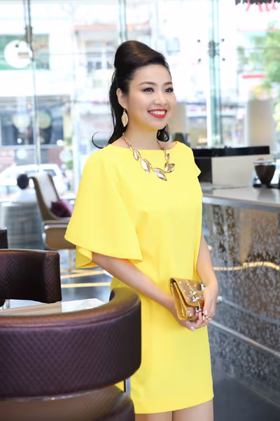Lê Khánh diện đầm vàng trẻ trung đi dự ra mắt phim ảnh 4 Lê Khánh diện đầm vàng trẻ trung đi dự ra mắt phim ảnh 4