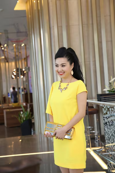 Lê Khánh diện đầm vàng trẻ trung đi dự ra mắt phim ảnh 6 Lê Khánh diện đầm vàng trẻ trung đi dự ra mắt phim ảnh 6