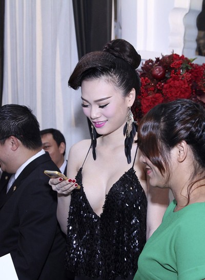 Cao Thùy Linh hờ hững vòng 1 căng tròn đi dự tiệc đêm ảnh 1 Cao Thùy Linh hờ hững vòng 1 căng tròn đi dự tiệc đêm ảnh 1