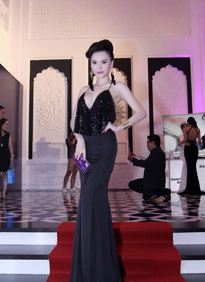 Cao Thùy Linh hờ hững vòng 1 căng tròn đi dự tiệc đêm ảnh 6 Cao Thùy Linh hờ hững vòng 1 căng tròn đi dự tiệc đêm ảnh 6