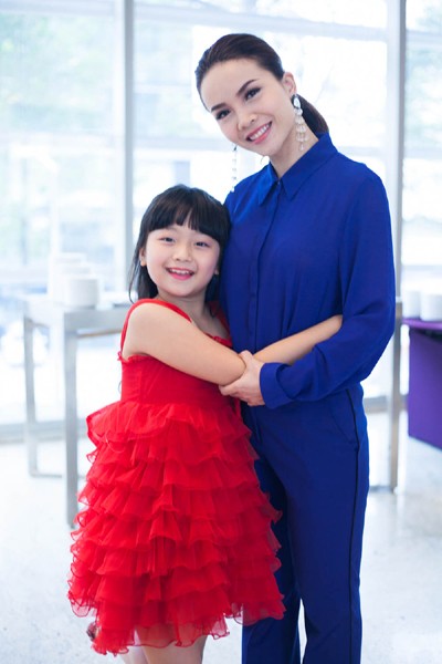 Yến Trang “kín cổng cao tường” đi dự họp báo ảnh 2 Yến Trang “kín cổng cao tường” đi dự họp báo ảnh 2