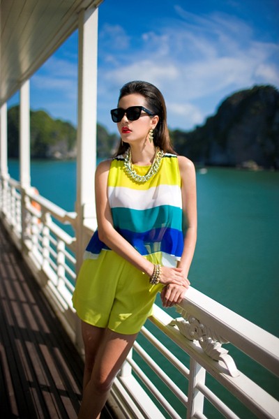 Siêu mẫu Ngọc Thuý tái xuất ấn tượng trên vịnh Hạ Long ảnh 2 Siêu mẫu Ngọc Thuý tái xuất ấn tượng trên vịnh Hạ Long ảnh 2