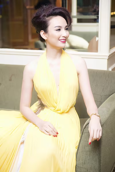 Hoa hậu Ngọc Diễm làm MC khoe lưng trần gợi cảm ảnh 1 Hoa hậu Ngọc Diễm làm MC khoe lưng trần gợi cảm ảnh 1