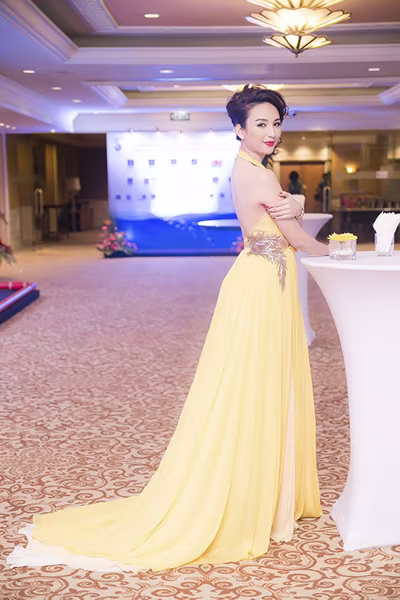 Hoa hậu Ngọc Diễm làm MC khoe lưng trần gợi cảm ảnh 5 Hoa hậu Ngọc Diễm làm MC khoe lưng trần gợi cảm ảnh 5