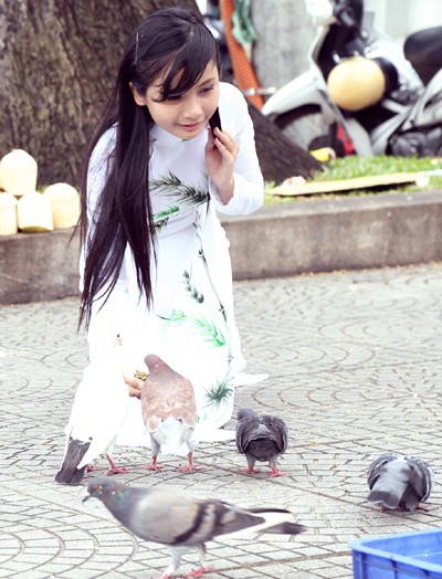 Người mẫu Xuân Thuỳ dịu dàng áo dài xuống phố ảnh 1 Người mẫu Xuân Thuỳ dịu dàng áo dài xuống phố ảnh 1