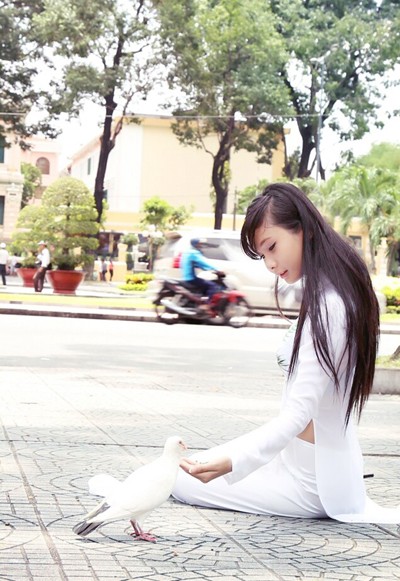 Người mẫu Xuân Thuỳ dịu dàng áo dài xuống phố ảnh 2 Người mẫu Xuân Thuỳ dịu dàng áo dài xuống phố ảnh 2