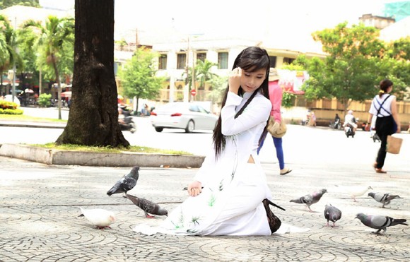 Người mẫu Xuân Thuỳ dịu dàng áo dài xuống phố ảnh 4 Người mẫu Xuân Thuỳ dịu dàng áo dài xuống phố ảnh 4