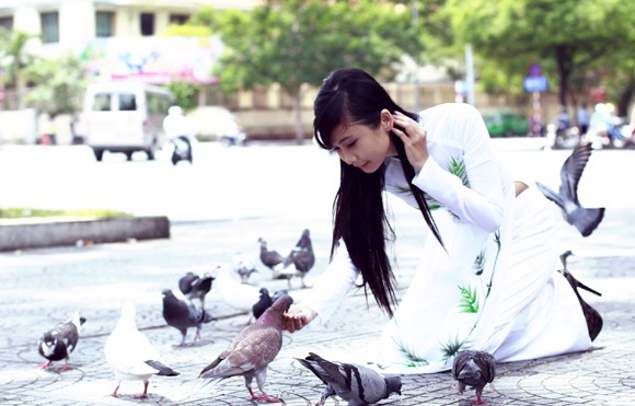 Người mẫu Xuân Thuỳ dịu dàng áo dài xuống phố ảnh 7 Người mẫu Xuân Thuỳ dịu dàng áo dài xuống phố ảnh 7