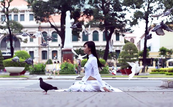 Người mẫu Xuân Thuỳ dịu dàng áo dài xuống phố ảnh 8 Người mẫu Xuân Thuỳ dịu dàng áo dài xuống phố ảnh 8
