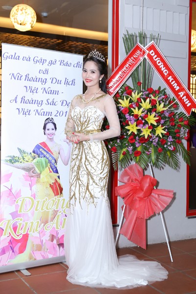 Nữ hoàng Du lịch Việt Nam Dương Kim Ánh lộng lẫy trong tiệc mừng sau đăng quang ảnh 1 Nữ hoàng Du lịch Việt Nam Dương Kim Ánh lộng lẫy trong tiệc mừng sau đăng quang ảnh 1