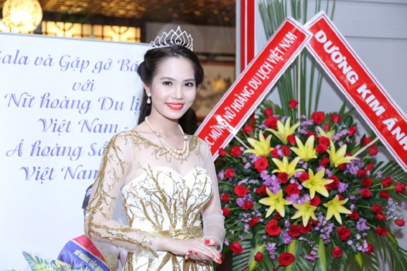 Nữ hoàng Du lịch Việt Nam Dương Kim Ánh lộng lẫy trong tiệc mừng sau đăng quang ảnh 2 Nữ hoàng Du lịch Việt Nam Dương Kim Ánh lộng lẫy trong tiệc mừng sau đăng quang ảnh 2