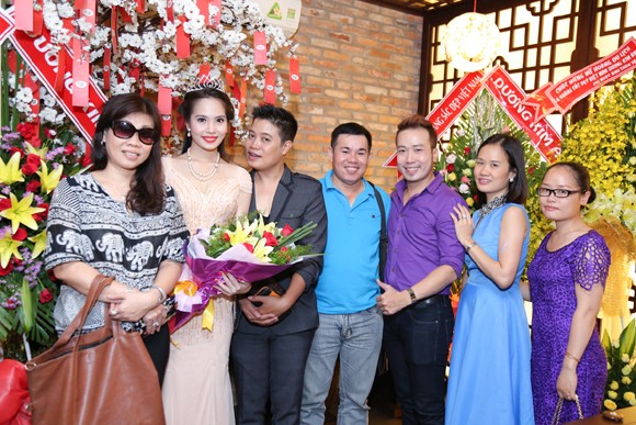 Nữ hoàng Du lịch Việt Nam Dương Kim Ánh lộng lẫy trong tiệc mừng sau đăng quang ảnh 5 Nữ hoàng Du lịch Việt Nam Dương Kim Ánh lộng lẫy trong tiệc mừng sau đăng quang ảnh 5