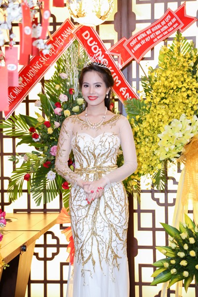 Nữ hoàng Du lịch Việt Nam Dương Kim Ánh lộng lẫy trong tiệc mừng sau đăng quang ảnh 6 Nữ hoàng Du lịch Việt Nam Dương Kim Ánh lộng lẫy trong tiệc mừng sau đăng quang ảnh 6