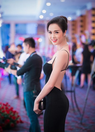 Ngẩn ngơ trước tấm lưng trần gợi cảm của Ngọc Anh ảnh 3 Ngẩn ngơ trước tấm lưng trần gợi cảm của Ngọc Anh ảnh 3