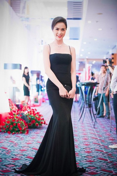 Ngẩn ngơ trước tấm lưng trần gợi cảm của Ngọc Anh ảnh 7 Ngẩn ngơ trước tấm lưng trần gợi cảm của Ngọc Anh ảnh 7