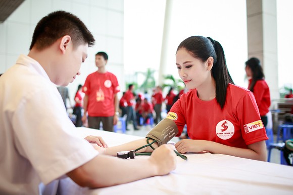 Hoa hậu biển Nguyễn Thị Loan "tươi rói" đi hiến máu nhân đạo ảnh 2 Hoa hậu biển Nguyễn Thị Loan "tươi rói" đi hiến máu nhân đạo ảnh 2