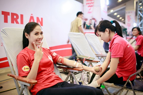 Hoa hậu biển Nguyễn Thị Loan "tươi rói" đi hiến máu nhân đạo ảnh 3 Hoa hậu biển Nguyễn Thị Loan "tươi rói" đi hiến máu nhân đạo ảnh 3