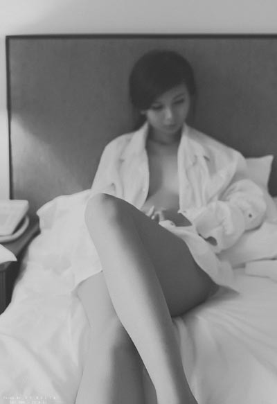 Người mẫu Xuân Thuỳ "thả rông" vòng 1 trong ngôi nhà vắng lạnh ảnh 5 Người mẫu Xuân Thuỳ "thả rông" vòng 1 trong ngôi nhà vắng lạnh ảnh 5