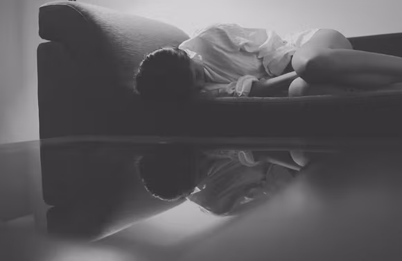 Người mẫu Xuân Thuỳ "thả rông" vòng 1 trong ngôi nhà vắng lạnh ảnh 9 Người mẫu Xuân Thuỳ "thả rông" vòng 1 trong ngôi nhà vắng lạnh ảnh 9