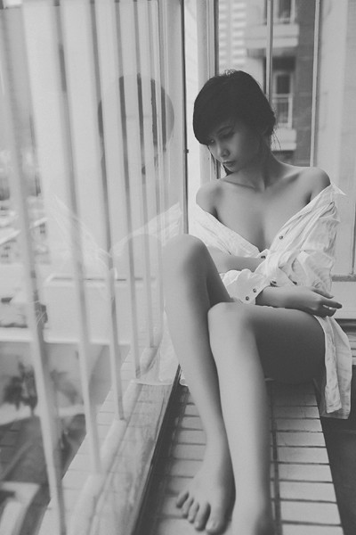 Người mẫu Xuân Thuỳ "thả rông" vòng 1 trong ngôi nhà vắng lạnh ảnh 10 Người mẫu Xuân Thuỳ "thả rông" vòng 1 trong ngôi nhà vắng lạnh ảnh 10