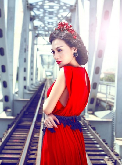 Cao Thùy Linh lộng lẫy và quyến rũ cùng đầm đỏ rực rỡ ảnh 1 Cao Thùy Linh lộng lẫy và quyến rũ cùng đầm đỏ rực rỡ ảnh 1