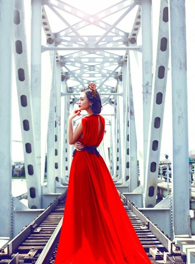 Cao Thùy Linh lộng lẫy và quyến rũ cùng đầm đỏ rực rỡ ảnh 2 Cao Thùy Linh lộng lẫy và quyến rũ cùng đầm đỏ rực rỡ ảnh 2