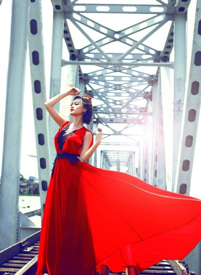 Cao Thùy Linh lộng lẫy và quyến rũ cùng đầm đỏ rực rỡ ảnh 3 Cao Thùy Linh lộng lẫy và quyến rũ cùng đầm đỏ rực rỡ ảnh 3