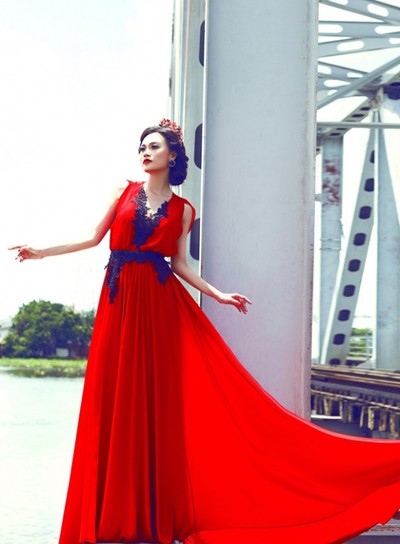 Cao Thùy Linh lộng lẫy và quyến rũ cùng đầm đỏ rực rỡ ảnh 6 Cao Thùy Linh lộng lẫy và quyến rũ cùng đầm đỏ rực rỡ ảnh 6