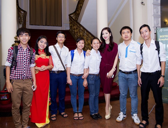 Hoa hậu Giáng My đi xem hoà nhạc ủng hộ nhạc trưởng Lê Phi Phi ảnh 7 Hoa hậu Giáng My đi xem hoà nhạc ủng hộ nhạc trưởng Lê Phi Phi ảnh 7