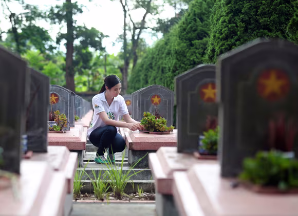 Hoa hậu Ngọc Hân tri ân các anh hùng liệt sỹ tại Điện Biên Phủ ảnh 5 Hoa hậu Ngọc Hân tri ân các anh hùng liệt sỹ tại Điện Biên Phủ ảnh 5