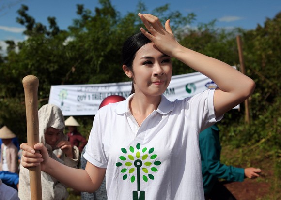 Hoa hậu Ngọc Hân tri ân các anh hùng liệt sỹ tại Điện Biên Phủ ảnh 9 Hoa hậu Ngọc Hân tri ân các anh hùng liệt sỹ tại Điện Biên Phủ ảnh 9