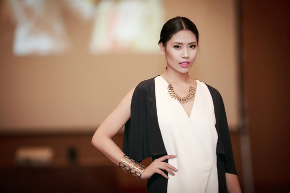“Người đẹp bán ốc” lạnh lùng làm vedette trên sàn diễn ảnh 8 “Người đẹp bán ốc” lạnh lùng làm vedette trên sàn diễn ảnh 8