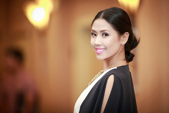 “Người đẹp bán ốc” lạnh lùng làm vedette trên sàn diễn ảnh 9 “Người đẹp bán ốc” lạnh lùng làm vedette trên sàn diễn ảnh 9