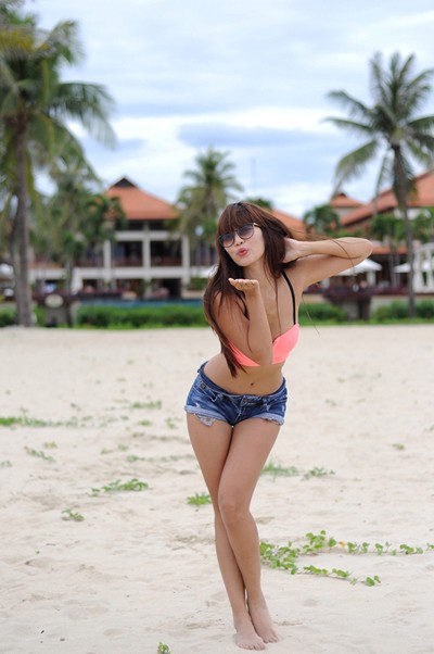 Hà Anh diện áo lửng, short ngắn khoe eo thon ảnh 2 Hà Anh diện áo lửng, short ngắn khoe eo thon ảnh 2