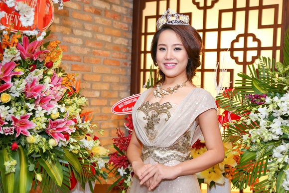 Nữ hoàng sắc đẹp Yến Hoa rạng ngời trong tiệc mừng sinh nhật ảnh 1 Nữ hoàng sắc đẹp Yến Hoa rạng ngời trong tiệc mừng sinh nhật ảnh 1