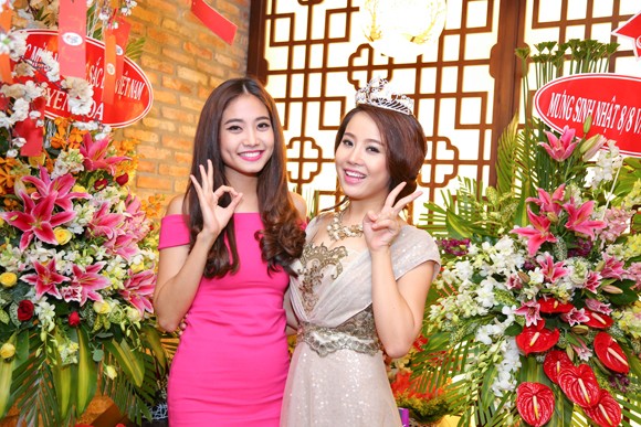 Nữ hoàng sắc đẹp Yến Hoa rạng ngời trong tiệc mừng sinh nhật ảnh 5 Nữ hoàng sắc đẹp Yến Hoa rạng ngời trong tiệc mừng sinh nhật ảnh 5