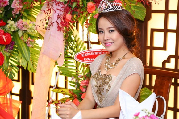 Nữ hoàng sắc đẹp Yến Hoa rạng ngời trong tiệc mừng sinh nhật ảnh 10 Nữ hoàng sắc đẹp Yến Hoa rạng ngời trong tiệc mừng sinh nhật ảnh 10