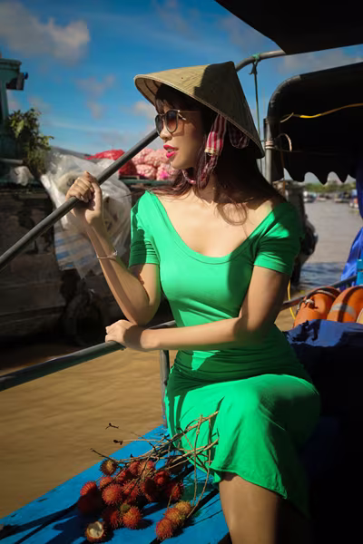 Siêu mẫu Hà Anh vai trần gợi cảm trên sông nước Cần Thơ ảnh 4 Siêu mẫu Hà Anh vai trần gợi cảm trên sông nước Cần Thơ ảnh 4