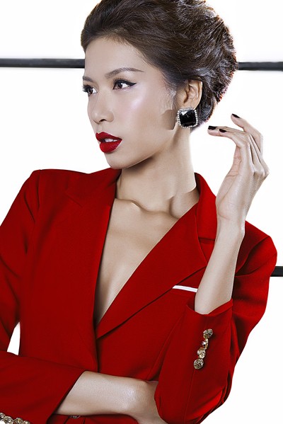 Siêu mẫu Minh Tú diện vest táo bạo “thả rông” vòng 1 ảnh 1 Siêu mẫu Minh Tú diện vest táo bạo “thả rông” vòng 1 ảnh 1