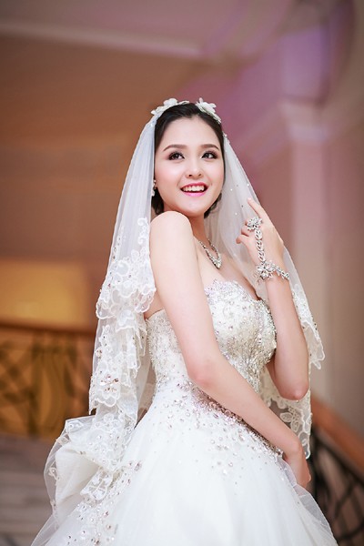 Á hậu Hoàng Anh làm vedette diện váy cưới lộng lẫy ảnh 3 Á hậu Hoàng Anh làm vedette diện váy cưới lộng lẫy ảnh 3