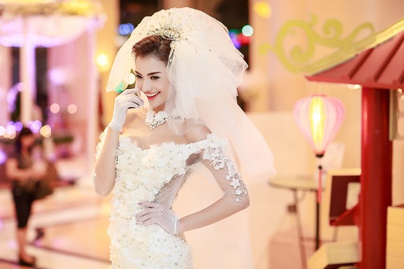 Hồng Quế khoe vai trần lấp ló vòng 1 gợi cảm ảnh 4 Hồng Quế khoe vai trần lấp ló vòng 1 gợi cảm ảnh 4